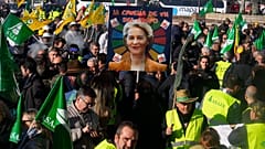 ARCHIVO: Protesta de agricultores españoles contra Mercosur frente al Ministerio de Agricultura en Madrid, el lunes 16 de diciembre de 2024. (Foto AP/Paul White)