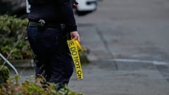Federal göçmenlik görevlilerinin Portland’da kişileri vurarak yaraladığı yönündeki ihbarların ardından, kolluk kuvvetleri olay yerinde inceleme yaptı, 8 Ocak 2026.