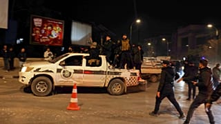 Kormánykatonák járőröznek Aleppóban