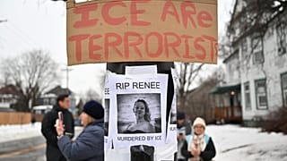 Gyászolók transzparenssel a lövöldözés helyszínének közelében - Minneapolis, 2025. január 8. 