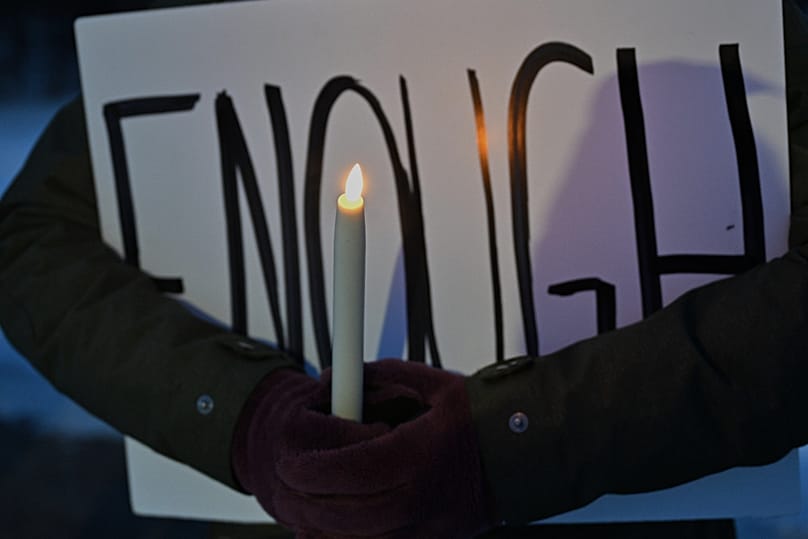 "Elég" - Tiltakozó transzparense a Bishop Henry Whipple Federal Building előtt, 2026. január 8-án