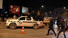 انتشار عناصر من القوات الحكومية السورية في الشوارع أثناء سيطرتهم على حيّ الأشرفية بعد انتزاعه من مقاتلين أكراد،