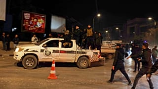 انتشار عناصر من القوات الحكومية السورية في الشوارع أثناء سيطرتهم على حيّ الأشرفية بعد انتزاعه من مقاتلين أكراد،