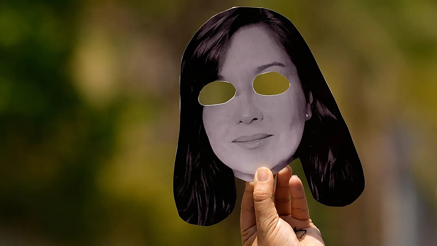 Un hombre sostiene una fotografía de la activista encarcelada Rocío San Miguel en Caracas, Venezuela, el 18 de diciembre de 2025