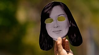 Un hombre sostiene una fotografía de la activista encarcelada Rocío San Miguel en Caracas, Venezuela, el 18 de diciembre de 2025