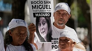 Un hombre sostiene una fotografía de la activista encarcelada Rocío San Miguel en Caracas, Venezuela, el 18 de diciembre de 2025