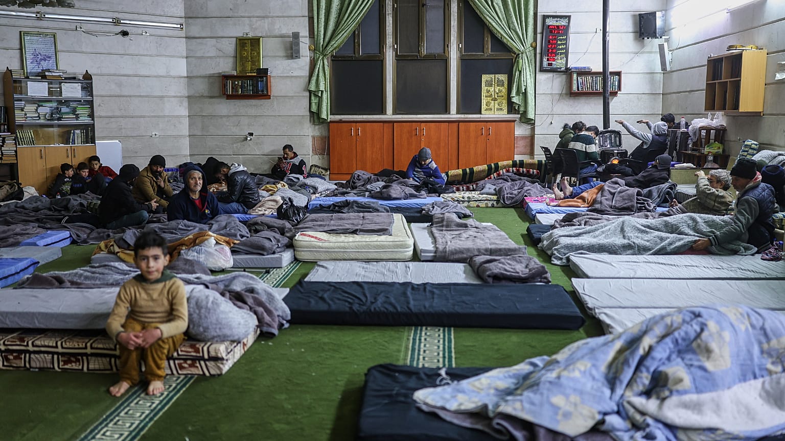 Vertriebene Bewohner aus den Vierteln Sheikh Maqsoud und Achrafieh suchen in Aleppo, Syrien, Zuflucht in einer Moschee. Donnerstag, den achten Januar 2026