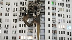 Kiev'de bir Rus saldırısı sonrasında hasar gören bir konut binası görülüyor, 9 Ocak 2026