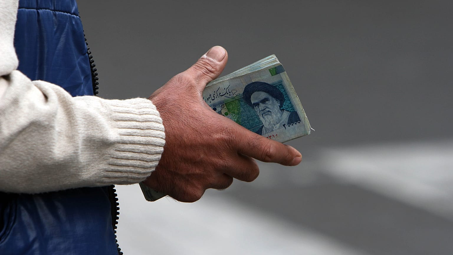 ARŞİV: İran'ın başkenti Tahran'da bir dövizci, üzerinde Ayetullah Ruhullah Humeyni'nin resmi bulunan paraları tutarken görülüyor. / 30 Ekim 2008 Perşembe