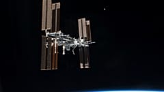 Am 19. Juli 2011 zeigt ein Blick aus der Raumfähre Atlantis die Internationale Raumstation. Atlantis hatte kurz zuvor den Orbitalkomplex verlassen.