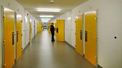 Der 21-Jährige befindet sich seit Mitte Juni in Untersuchungshaft in der Jugendvollzugsanstalt Hahnöfersand. (Symbolbild)