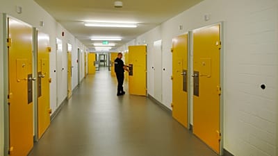 Der 21-Jährige befindet sich seit Mitte Juni in Untersuchungshaft in der Jugendvollzugsanstalt Hahnöfersand. (Symbolbild)