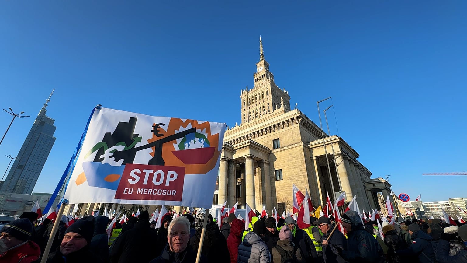 Protestujący przeciwko umowie UE-Mercosur, pod Pałacem Kultury i Nauki w Warszawie, 9.01.2026 r.