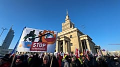Διαδηλωτές κατά της συμφωνίας ΕΕ-Mercosur, έξω από το Παλάτι Πολιτισμού και Επιστημών στη Βαρσοβία, 9.01.2026.