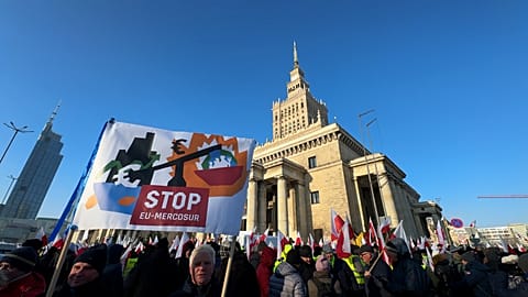 Διαδηλωτές κατά της συμφωνίας ΕΕ-Mercosur, έξω από το Παλάτι Πολιτισμού και Επιστημών στη Βαρσοβία, 9.01.2026.