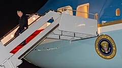 DATEI: US-Präsident Donald Trump bei der Ankunft in der Air Force One, Joint Base Andrews, MD, 4. Januar 2026