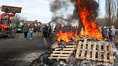 Französische Landwirte versammeln sich um ein Feuer in der Nähe von Urt, Südwestfrankreich, um gegen eine Massenkeulung von Kühen zu protestieren, die angeordnet wurde, um die Ausbreitung einer Hautkrankheit einzudämmen, 15. Dezember 2025.