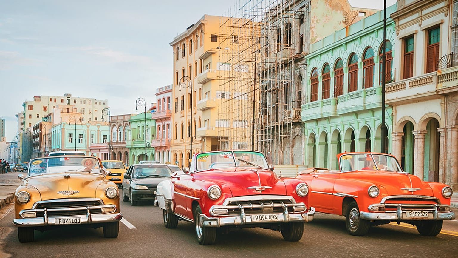 Opuszczone amerykańskie samochody w Hawanie