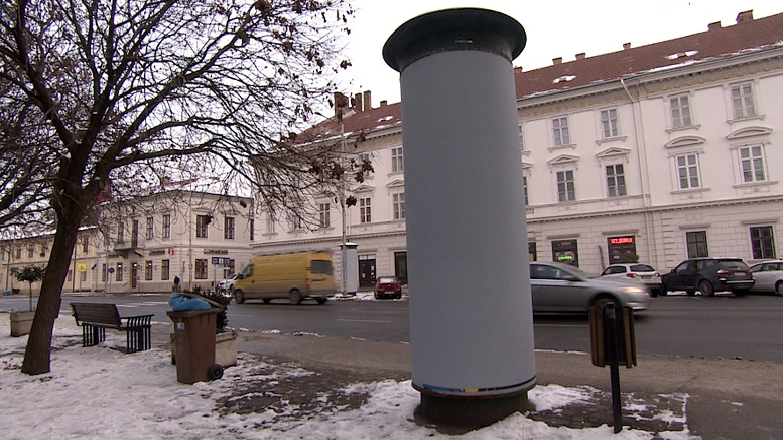 Espaço coberto para cartazes no centro de Mosonmagyaróvár