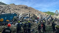 Kurtarma görevlileri yıkılan çöp sahasında.