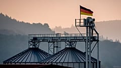 Eine deutsche Nationalflagge weht auf einem Silo eines Bauernhofs in Wehrheim bei Frankfurt, Deutschland. 5. September 2024.