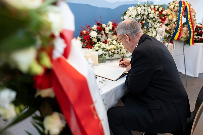 Il presidente della Confederazione Guy Parmelin scrive in un libro di condoglianze a Martigny, 9 gennaio, 2026