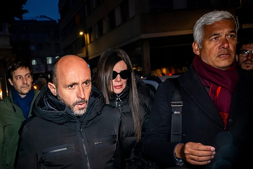 Jacques et Jessica Moretti, au centre, arrivent avec leurs avocats au Palais de justice de Sion, en Suisse, le 9 janvier 2026 (Jean-Christophe Bott / AP Photo)