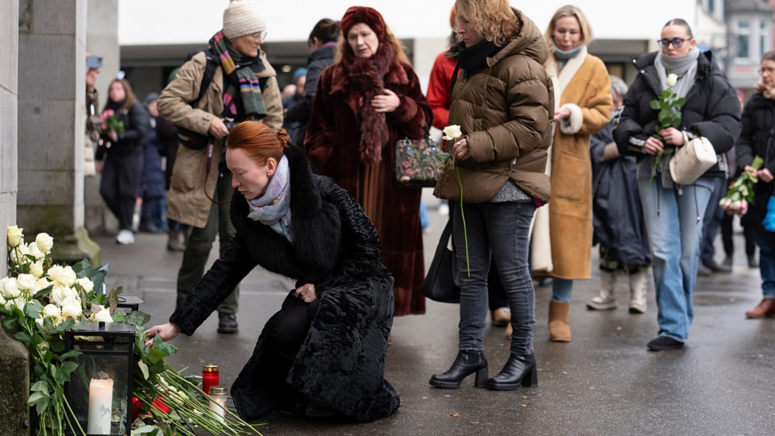 Memorial pelas vítimas do incêndio no bar "Le Constellation" em Crans-Montana