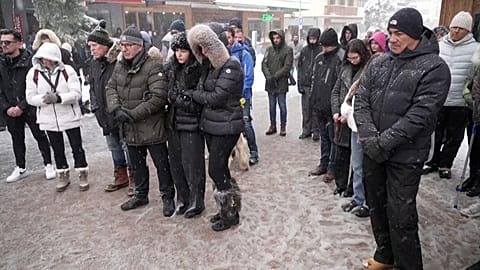 Vor der Bar Le Constellation kommen Menschen zusammen. Die Glocken läuten.