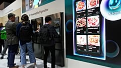 Un grupo de personas interactúa con frigoríficos Hisense dotados de inteligencia artificial en el stand de Hisense durante la feria tecnológica CES el miércoles 7 de enero de 2026, en Las Vegas.