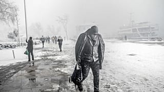 İstanbul, Kadıköy'de 2021'deki şiddetli kar fırtınasında bir yurttaş