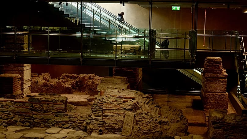 Az építkezés során több mint 300 000 régészeti leletet tártak fel, így ez lett Észak-Görögország legnagyobb régészeti ásatása.