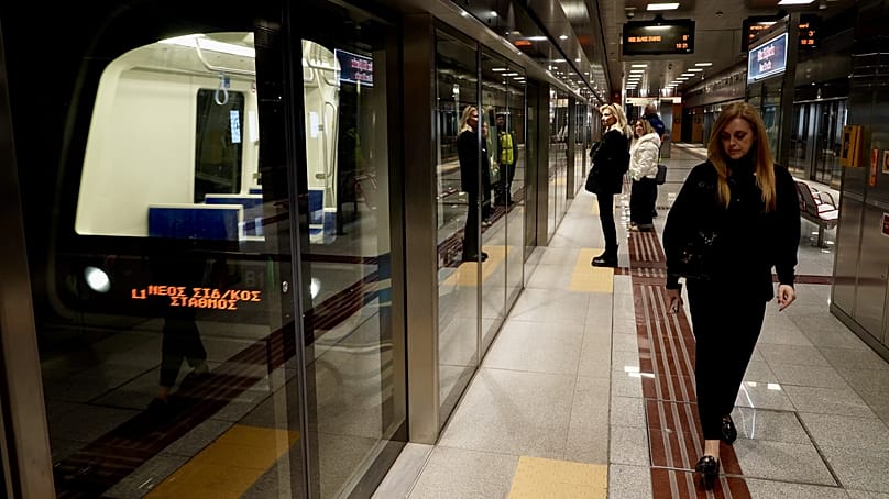 A fővonal jelenleg 13 állomást foglal magában, amelyeken vezető nélküli vonatok közlekednek, és a tervek szerint tovább fogják bővíteni.