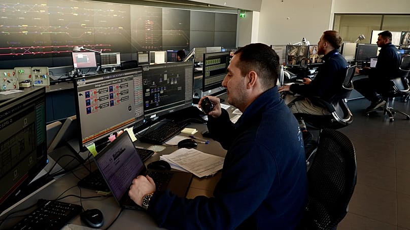 Όλες οι λειτουργίες του μετρό παρακολουθούνται σε πραγματικό χρόνο από ένα κεντρικό κέντρο ελέγχου.