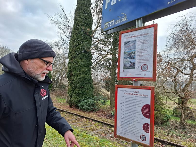 Ο Thorsten Försterling παρακολουθεί το πολιτιστικό πρόγραμμα στον πρώην σιδηροδρομικό σταθμό Farmbeck-Dörentrup
