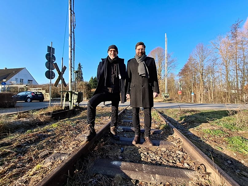 Ο Thorsten Försterling και ο Achim Oberwöhrmeier σε μια εγκαταλελειμμένη σιδηροδρομική γραμμή στο Lemgo.