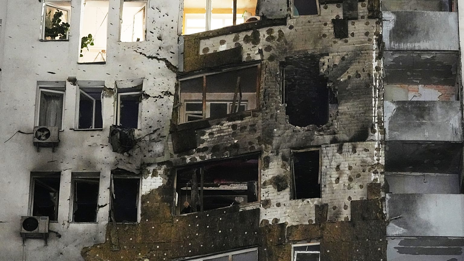 Жилой дом поврежден после российского удара по Киеву, Украина, 9 января 2026 года.