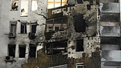 Ein Wohngebäude wird nach einem russischen Angriff in Kiew, Ukraine, am 9. Januar 2026 beschädigt.