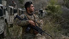 جندي من الجيش اللبناني يقف حارسا بالقرب من الحدود اللبنانية الإسرائيلية في قرية علما الشعب, خلال جولة إعلامية للجيش اللبناني في جنوب لبنان,الجمعة, نوفمبر. 28, 2025.