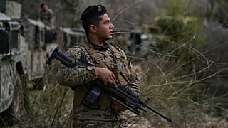 جندي من الجيش اللبناني يقف حارسا بالقرب من الحدود اللبنانية الإسرائيلية في قرية علما الشعب, خلال جولة إعلامية للجيش اللبناني في جنوب لبنان,الجمعة, نوفمبر. 28, 2025.
