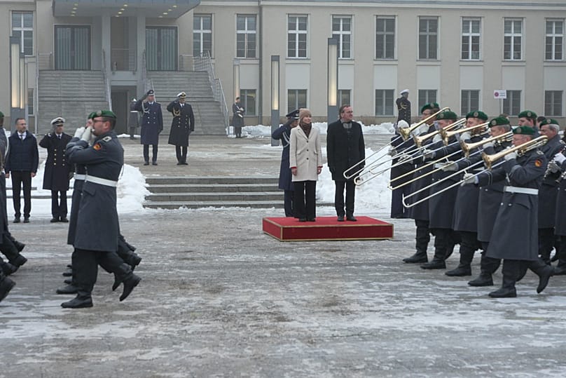 Kaja Kallas a été accueillis avec les honneurs militaires