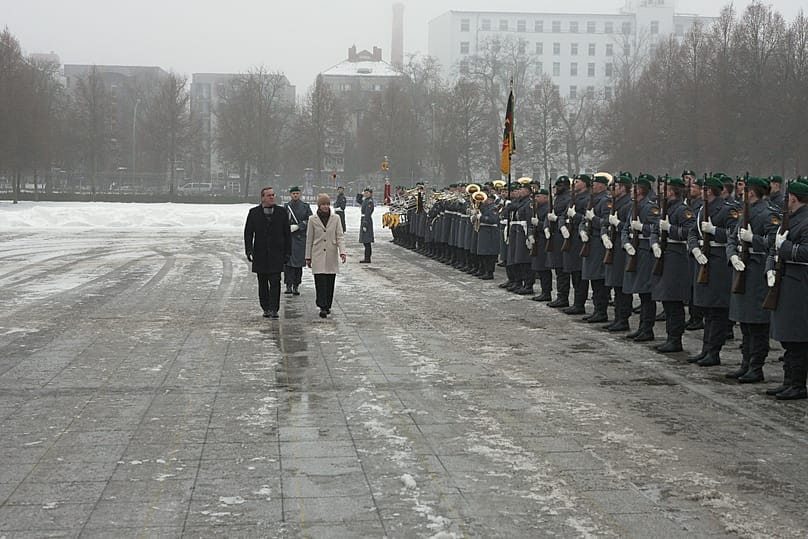 Kaja Kallas et Boris Pistorius devant les troupes, le 13 janvier 2026