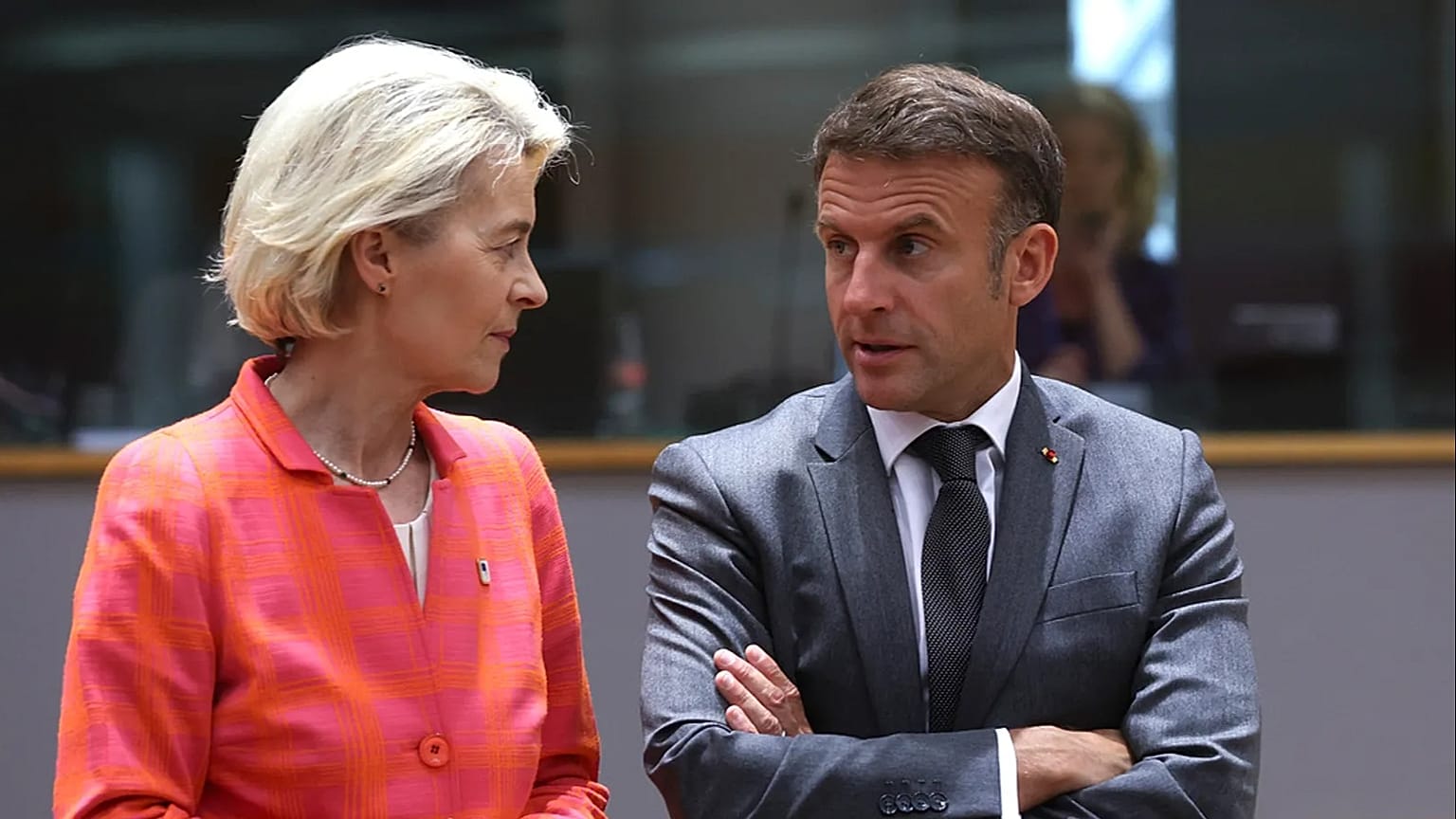 O Presidente francês Emmanuel Macron, à direita, fala com a Presidente da Comissão Europeia, Ursula von der Leyen, durante uma mesa redonda na cimeira da UE em Bruxelas.