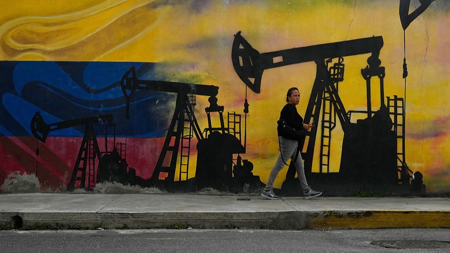 جدارية تُظهر مضخات وآبار نفط في كراكاس، فنزويلا، في 6 يناير 2026.