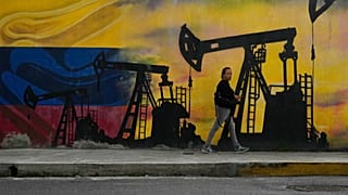 جدارية تُظهر مضخات وآبار نفط في كراكاس، فنزويلا، في 6 يناير 2026.