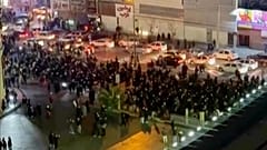 In diesem Ausschnitt aus einem Video blockieren Demonstranten eine Kreuzung in Teheran, 8. Januar 2026