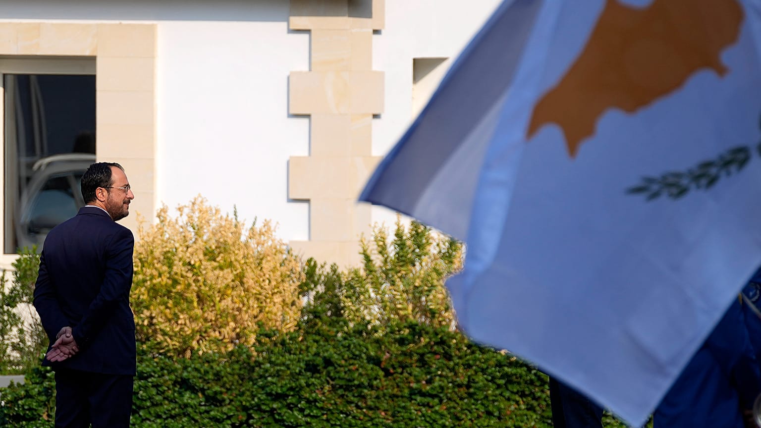 Ο Πρόεδρος της Κυπριακής Δημοκρατίας Νίκος Χριστοδουλίδης μπροστά στην πύλη του προεδρικού μεγάρου στη Λευκωσία - φώτογραφία αρχείου