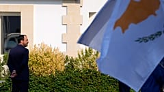 Ο Πρόεδρος της Κυπριακής Δημοκρατίας Νίκος Χριστοδουλίδης μπροστά στην πύλη του προεδρικού μεγάρου στη Λευκωσία - φώτογραφία αρχείου