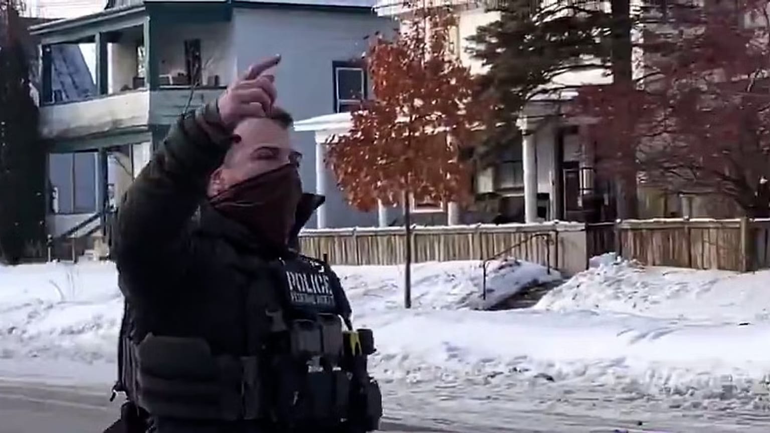 Ross, Good'un vurulmasının ardından çekilen bir fotoğrafta görülüyor