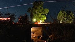 Εθελοντές της ασφάλειας του χωριού περιπολούν ενώ ο στρατός της Ταϊλάνδης ρίχνει πυροβολικό προς την Καμπότζη, 20 Δεκεμβρίου 2025.